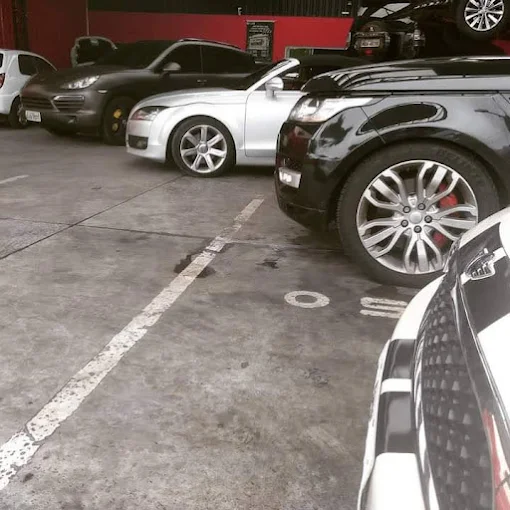 Carros de luxo na CB Pneus