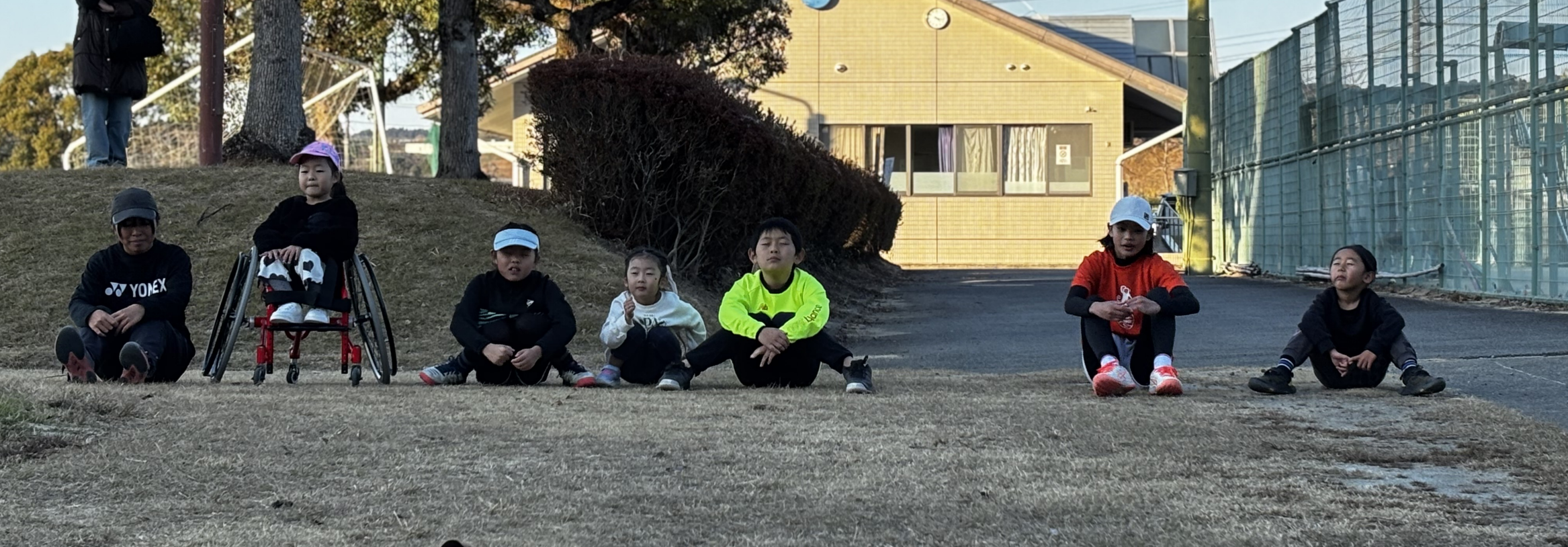 トライスでのレッスン風景 - 多様な子どもたちが一緒にテニスを楽しむ様子