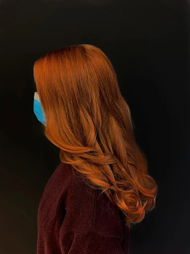 Leuchtend kupferrotes Haar mit Wellen — Coloration Valessa Munich