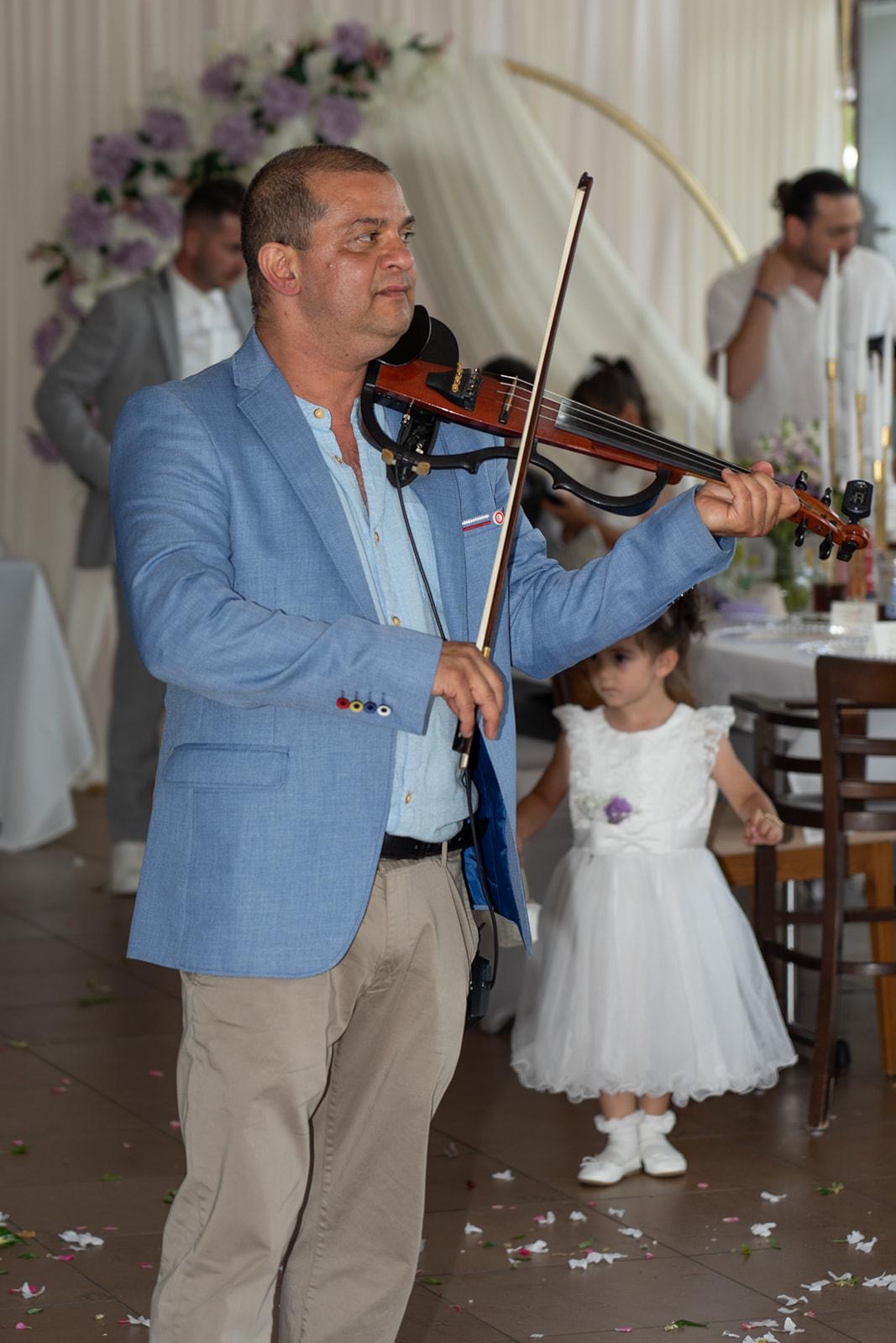Tomislav spielt E-Violine auf einer Hochzeit