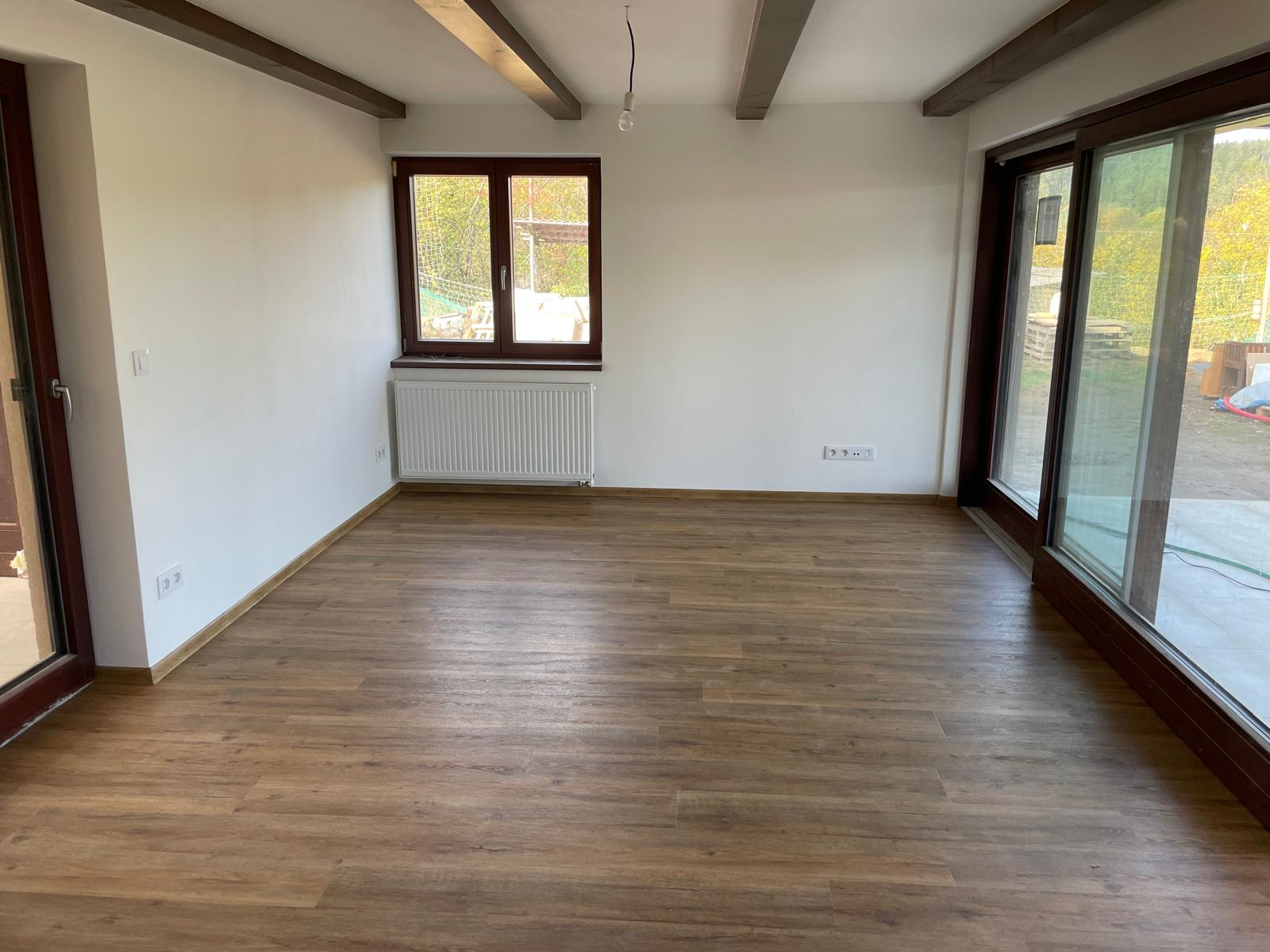 Realizace podlahy — světlý obývací pokoj s dubovou vinylou