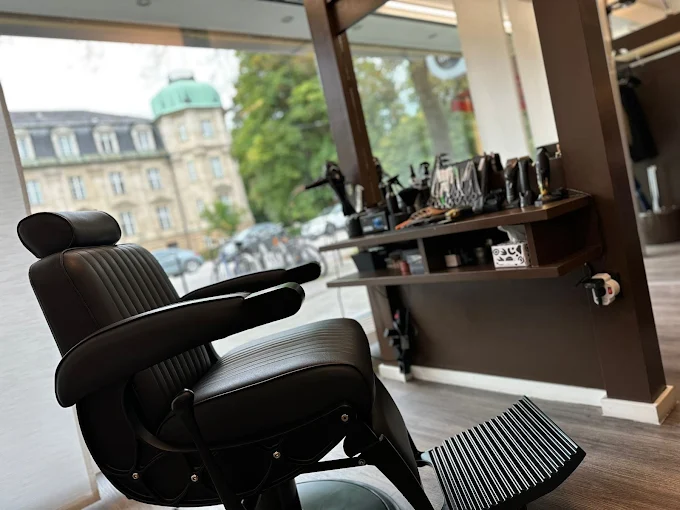 Salon E München — eleganter Barberstuhl mit Blick auf München-Bogenhausen