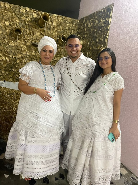 Mãe Mariana com outros praticantes em vestes brancas