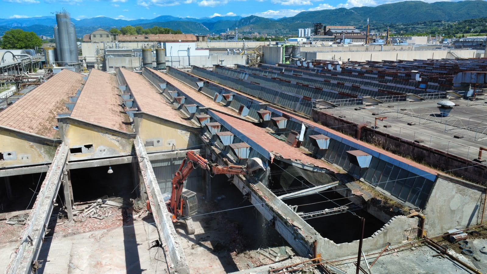 Demolizione controllata edificio industriale