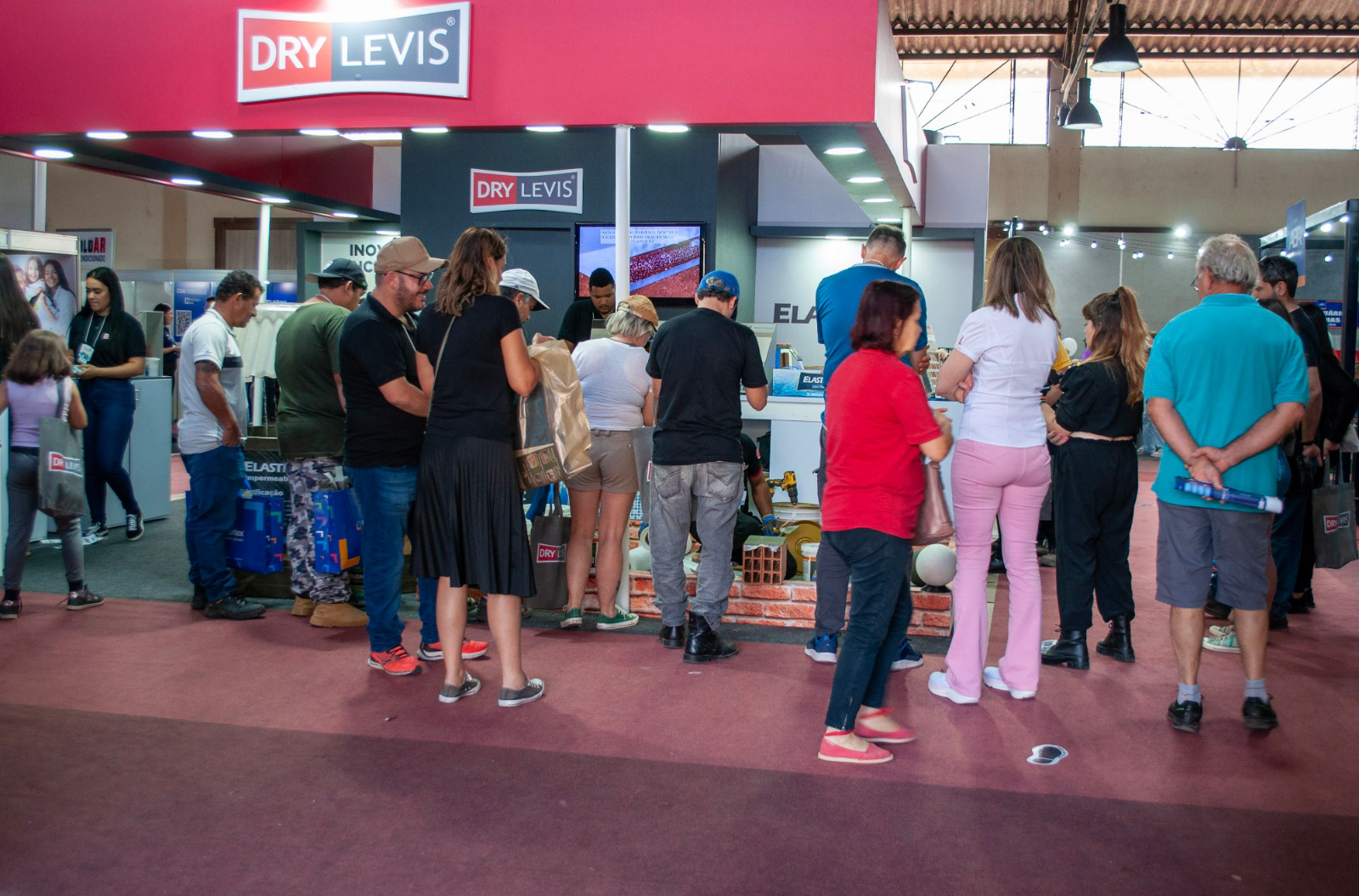 Visitantes no estande Dry Levis na ConstruExpo
