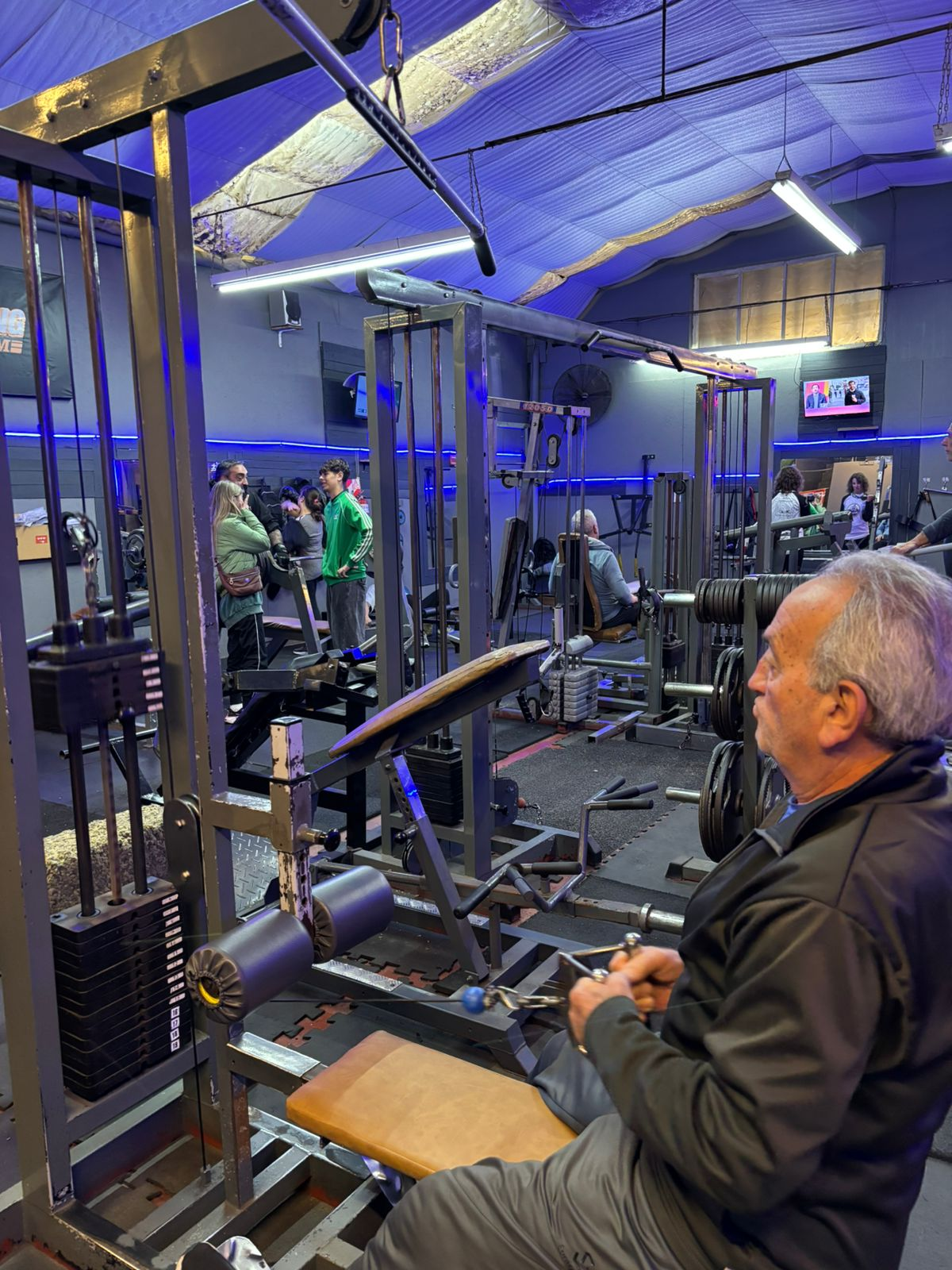 Área de máquinas con miembros entrenando