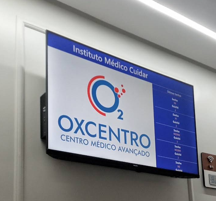 Painel digital de senhas do OxCentro Centro Médico