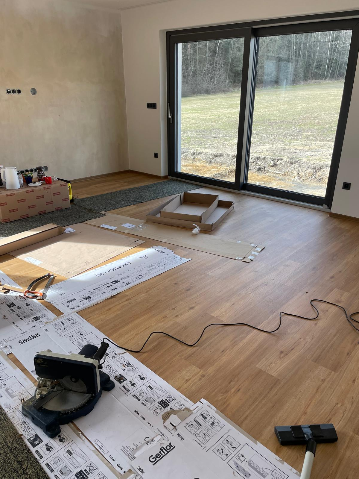 Realizace podlahy — detail montáže vinylové podlahy