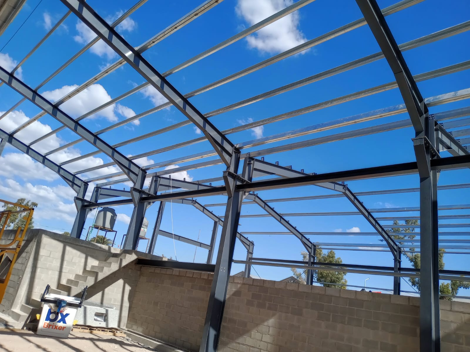 Estructura metálica en construcción