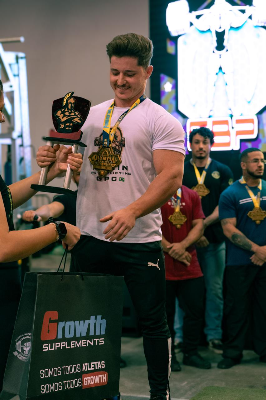 Ponin recebendo trofeu e medalha GPC