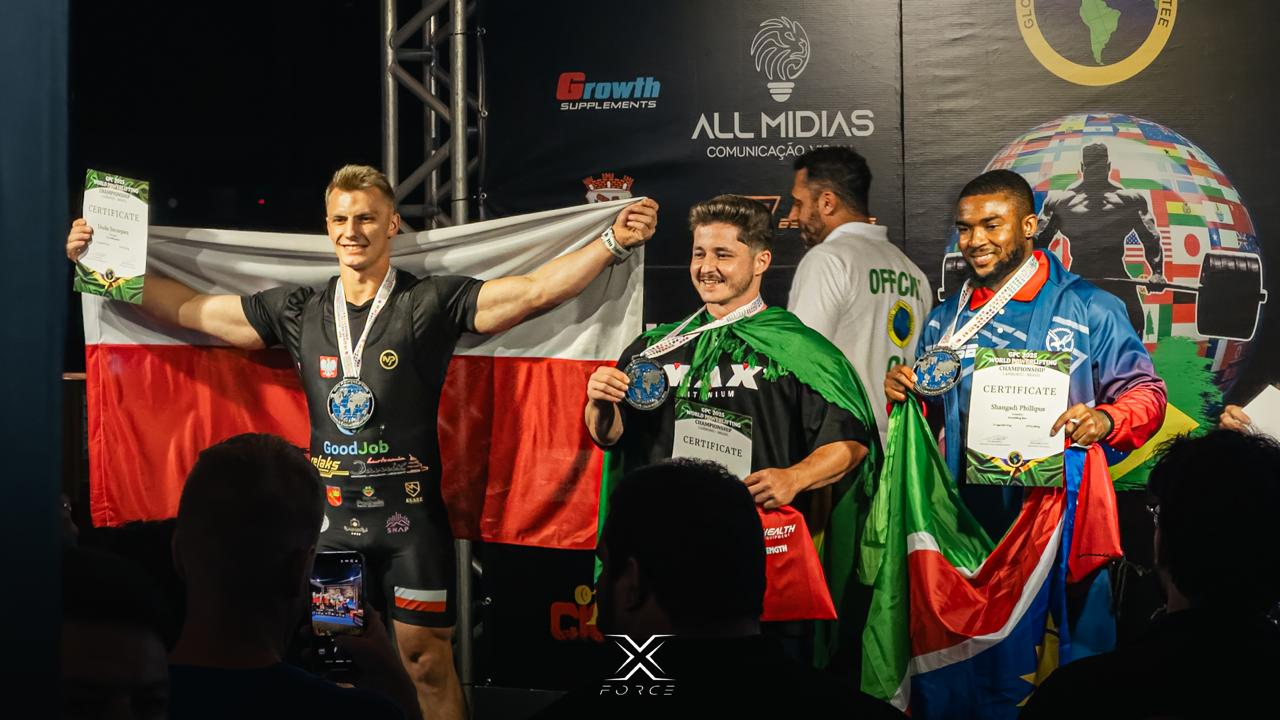 Ponin no podio Mundial GPC com bandeira brasileira