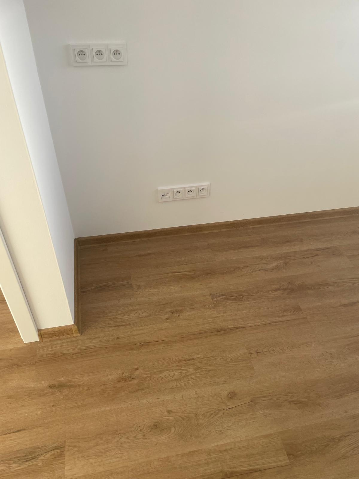 Realizace podlahy — interiér s dřevěným vinylem