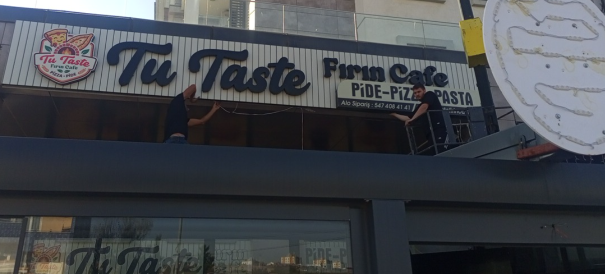 Tu Taste Fırın Cafe'nin dış cephesi ve tabelası