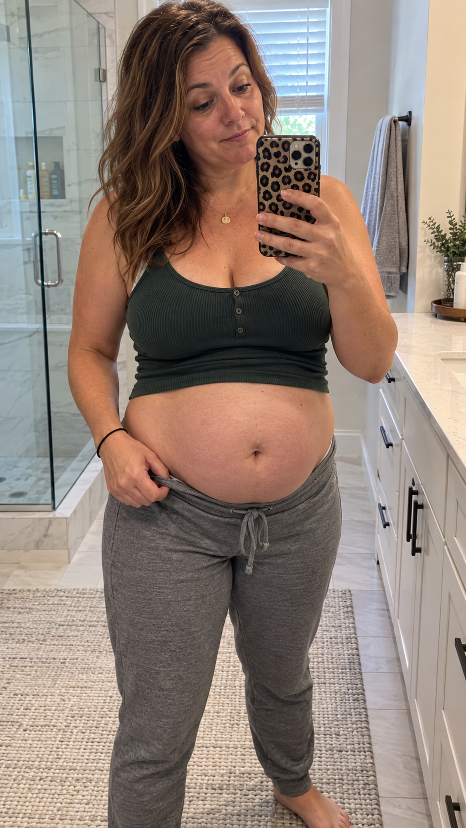 Bárbara antes: foto no espelho mostrando a barriga