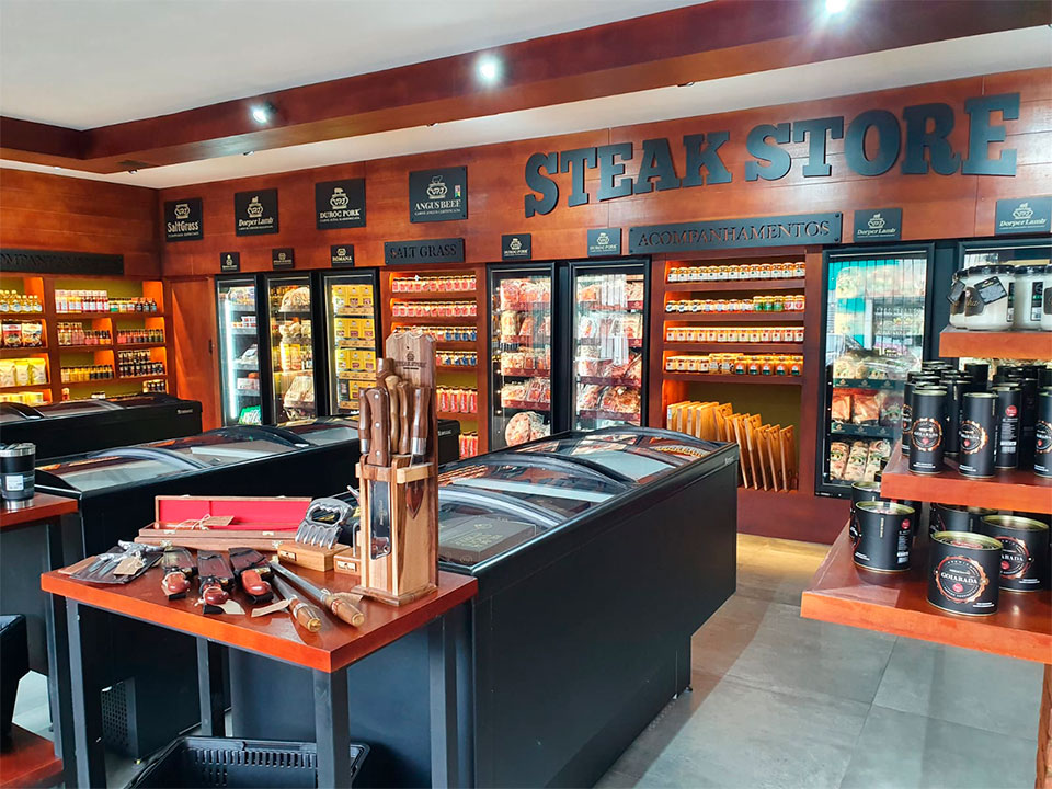 Interior da nossa loja Steak Store com displays de carnes premium