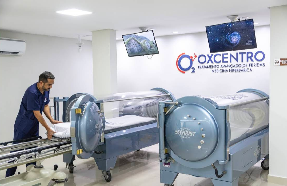 Sala de medicina hiperbárica com câmaras SECHRIST do OxCentro Centro Médico