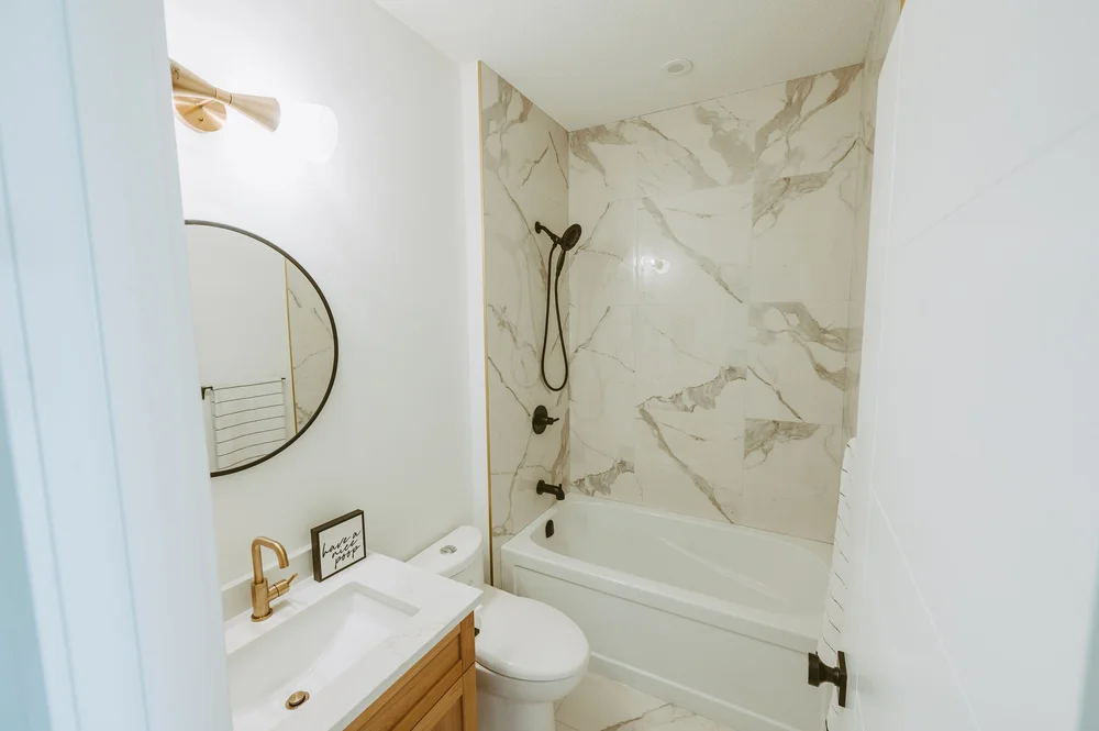 Main bathroom with marble tile