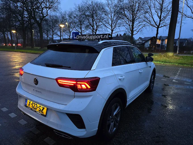 DriveSupport lesauto - Witte Volkswagen T-Roc met DriveSupport.nl belettering in Tilburg