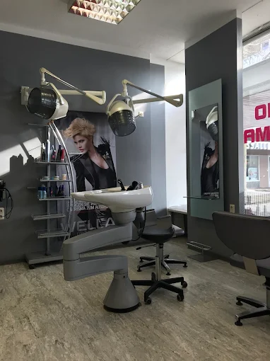 Waschbereich mit Haubentrocknern im Hairstudio Almaz