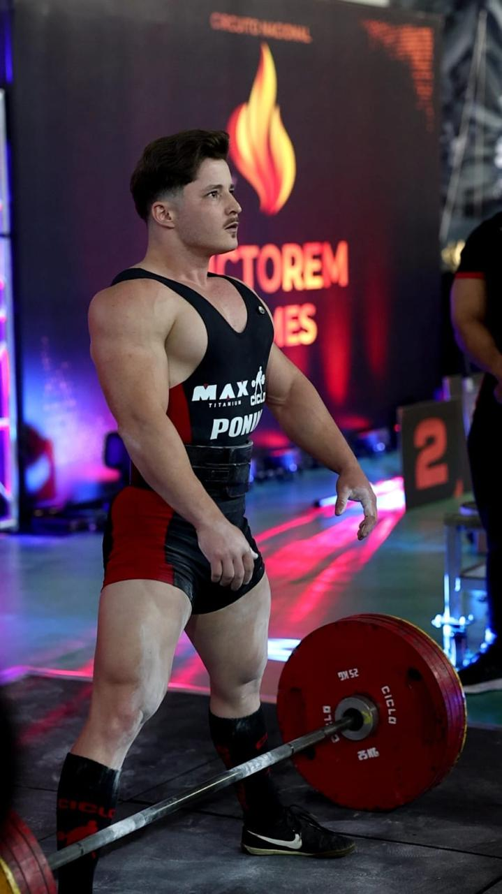 Ponin pose confiante apos deadlift