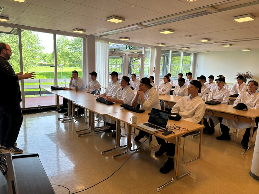 Formación presencial en escuela de hostelería con alumnos de cocina