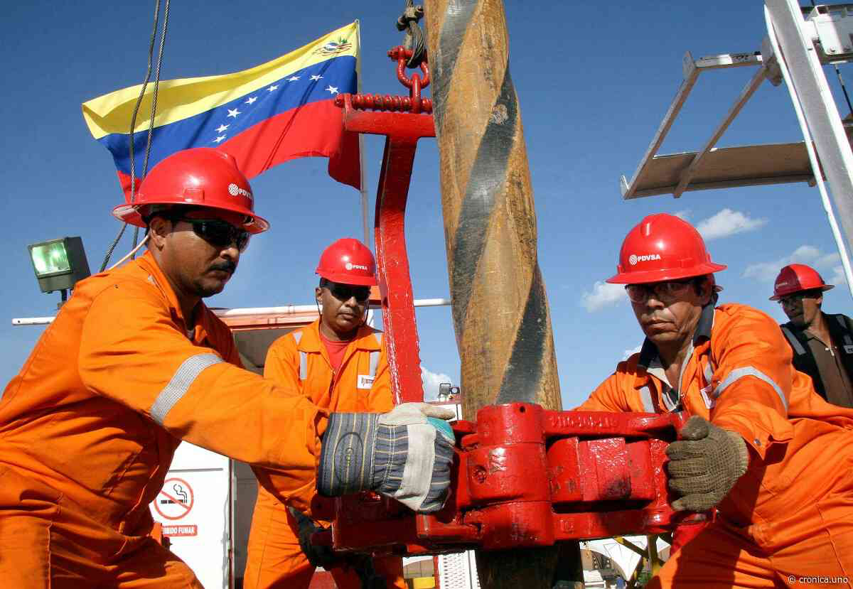 Venezuelan PDVSA oil workers operating drilling equipment