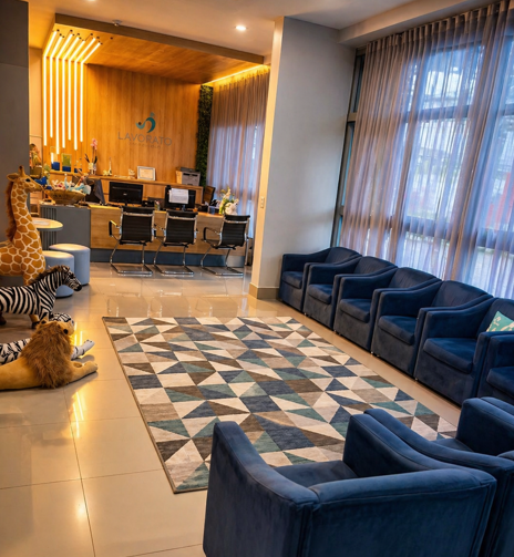 Sala de espera da Lavorato Saúde Integrada com poltronas azuis e decoração acolhedora