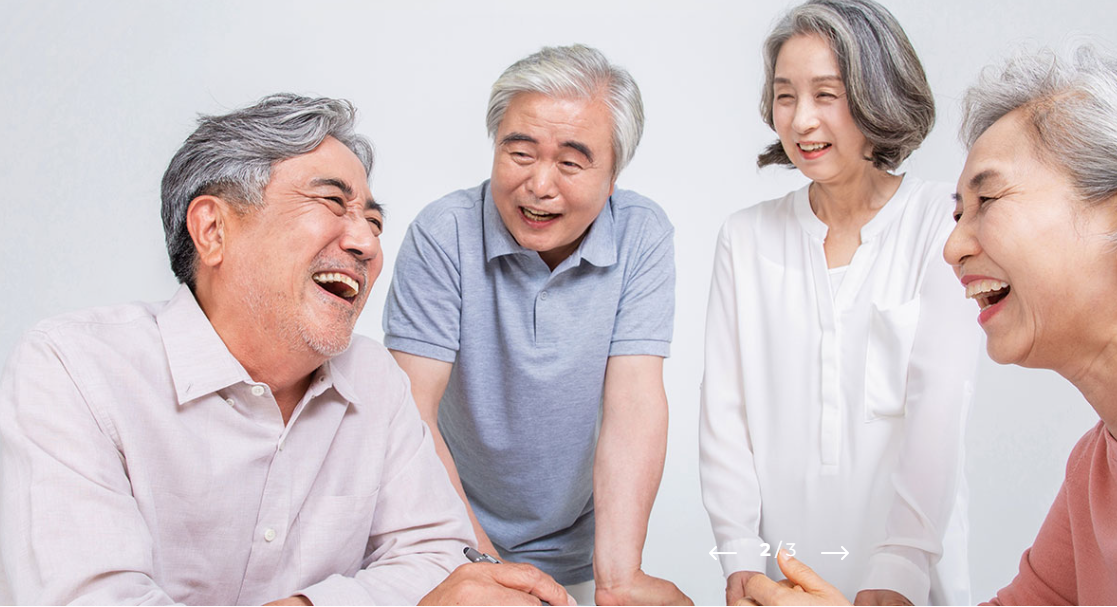 함께 웃고 있는 행복한 시니어들