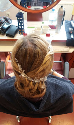 Elegante Braut-Hochsteckfrisur mit Perlen-Haarschmuck, von oben fotografiert