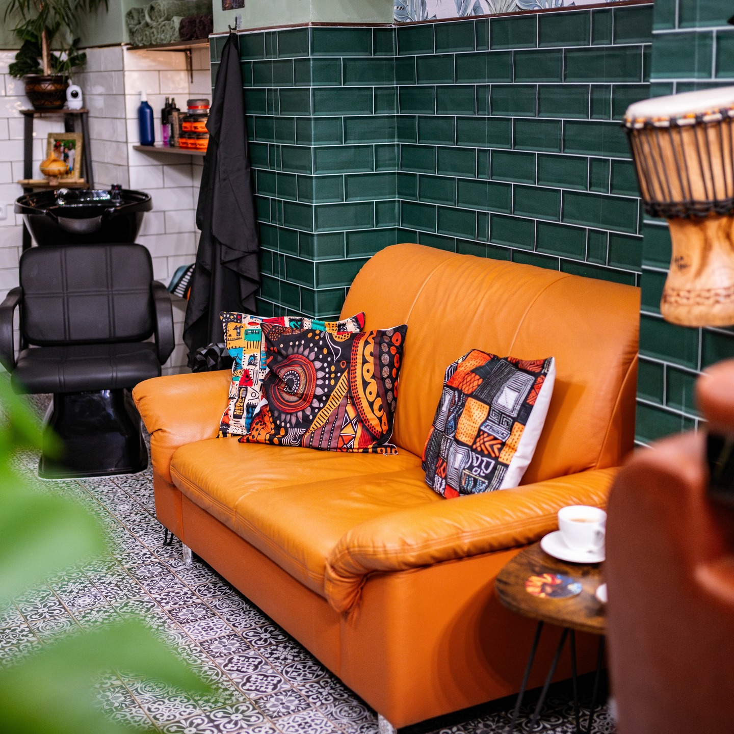 King's Barbershop lounge