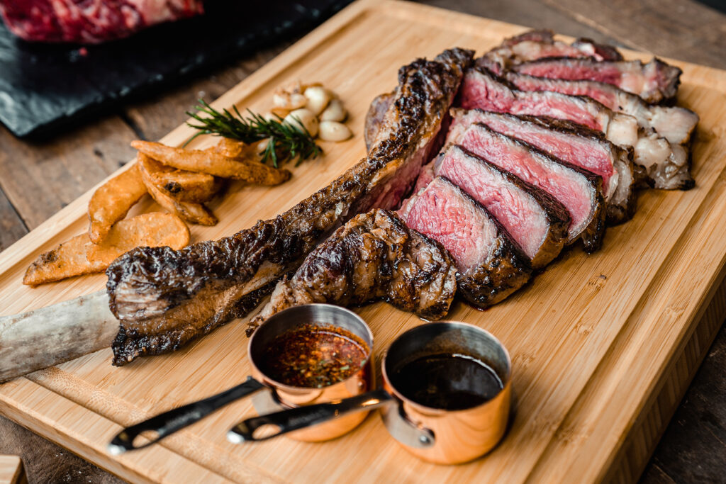 Tomahawk grelhado com ervas finas e molhos especiais