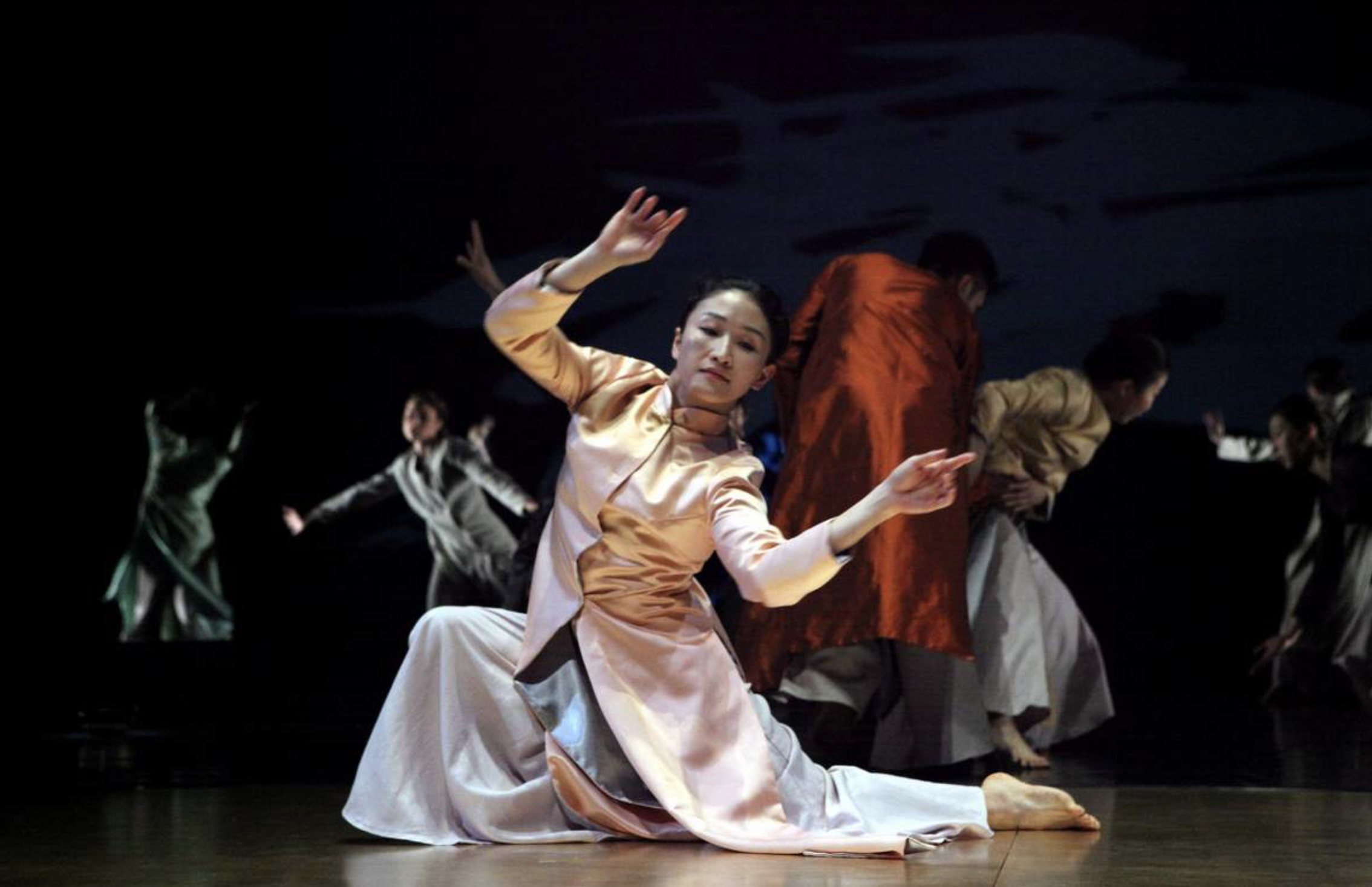 ROTKAMMERTRAUM - Fang-Yu Shen in peach silk costume
