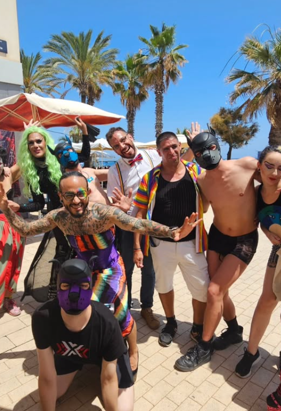 Migantito con grupo celebrando el Pride