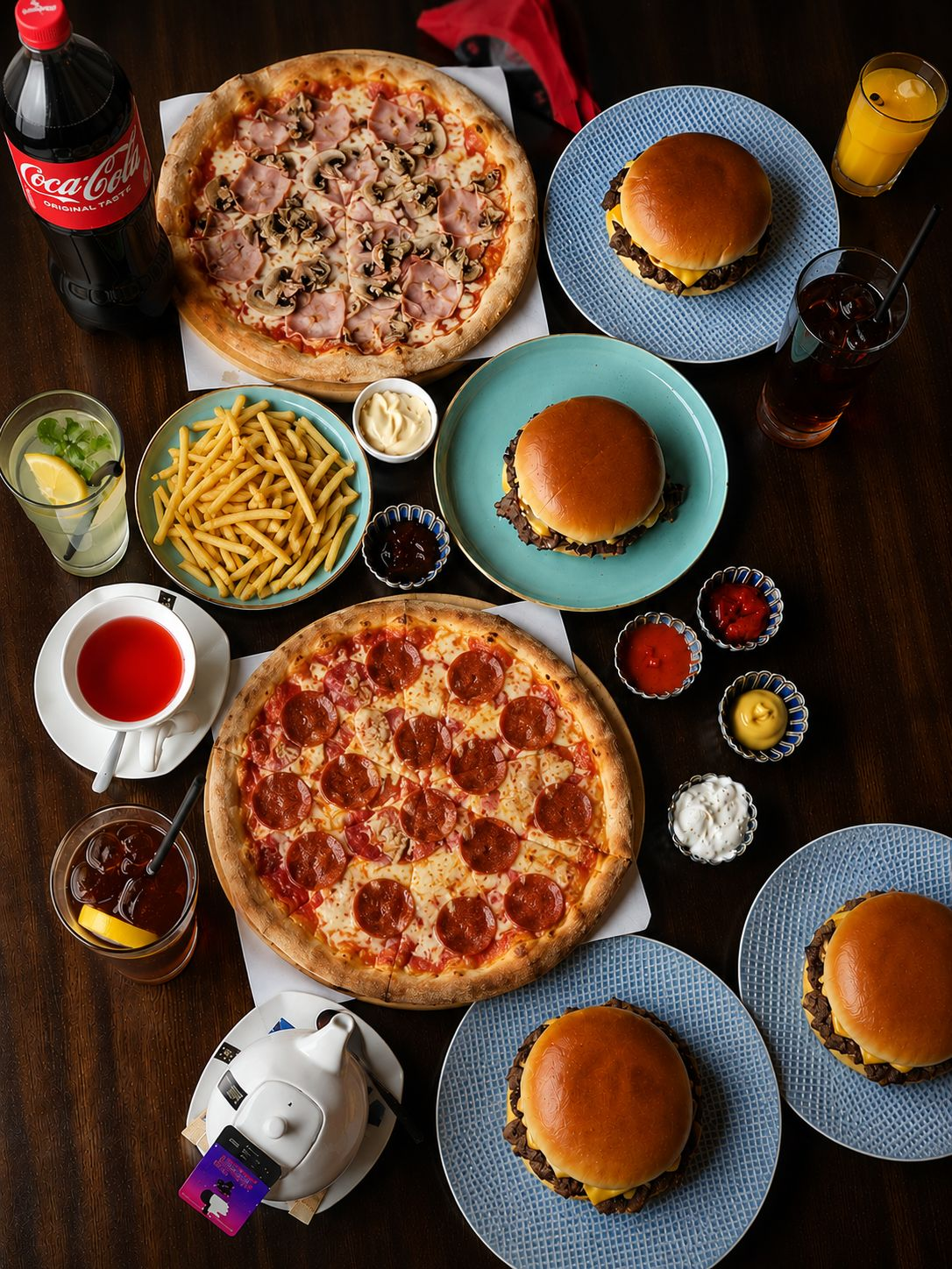 Sigma Smash - burgery i pizza rzymska, widok z góry na stół pełen jedzenia