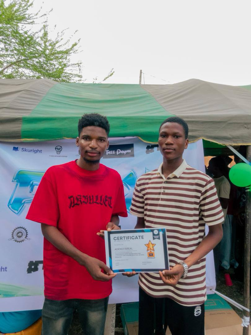 Adeniji Isreal receiving certificate