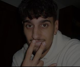 Ritratto di Skacchi con felpa bianca