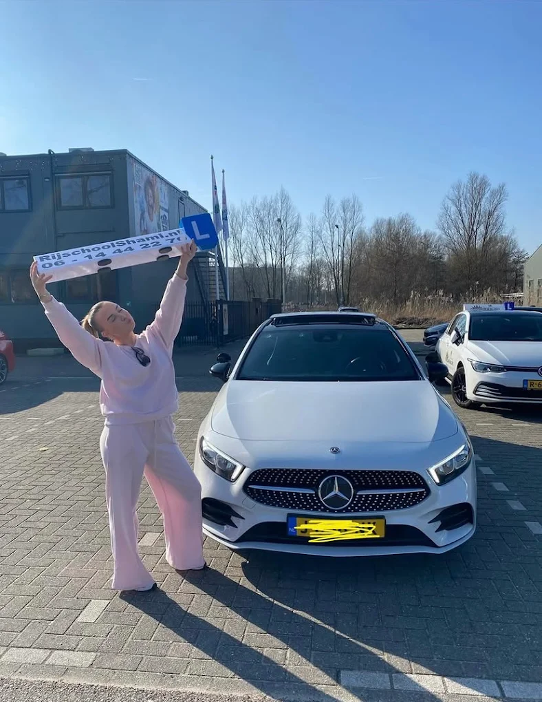 Geslaagde leerling naast de lesauto van Rijschool Shami