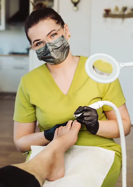 Karolina przeprowadzająca zabieg podologiczny z profesjonalnym sprzętem