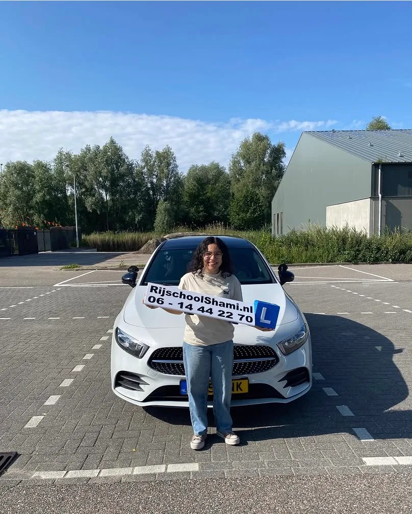 Geslaagde leerling rijschool Shami Zaandam met vrijstelling bord