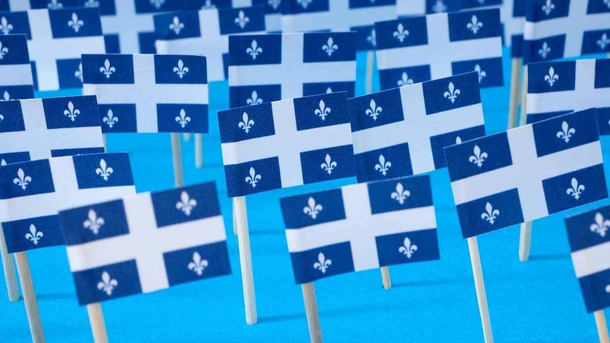 Fête Nationale de Saint-Jean-Baptiste dans le Sud-Ouest — drapeaux du Québec