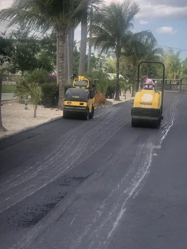 HW Road Construction Paving Equipment