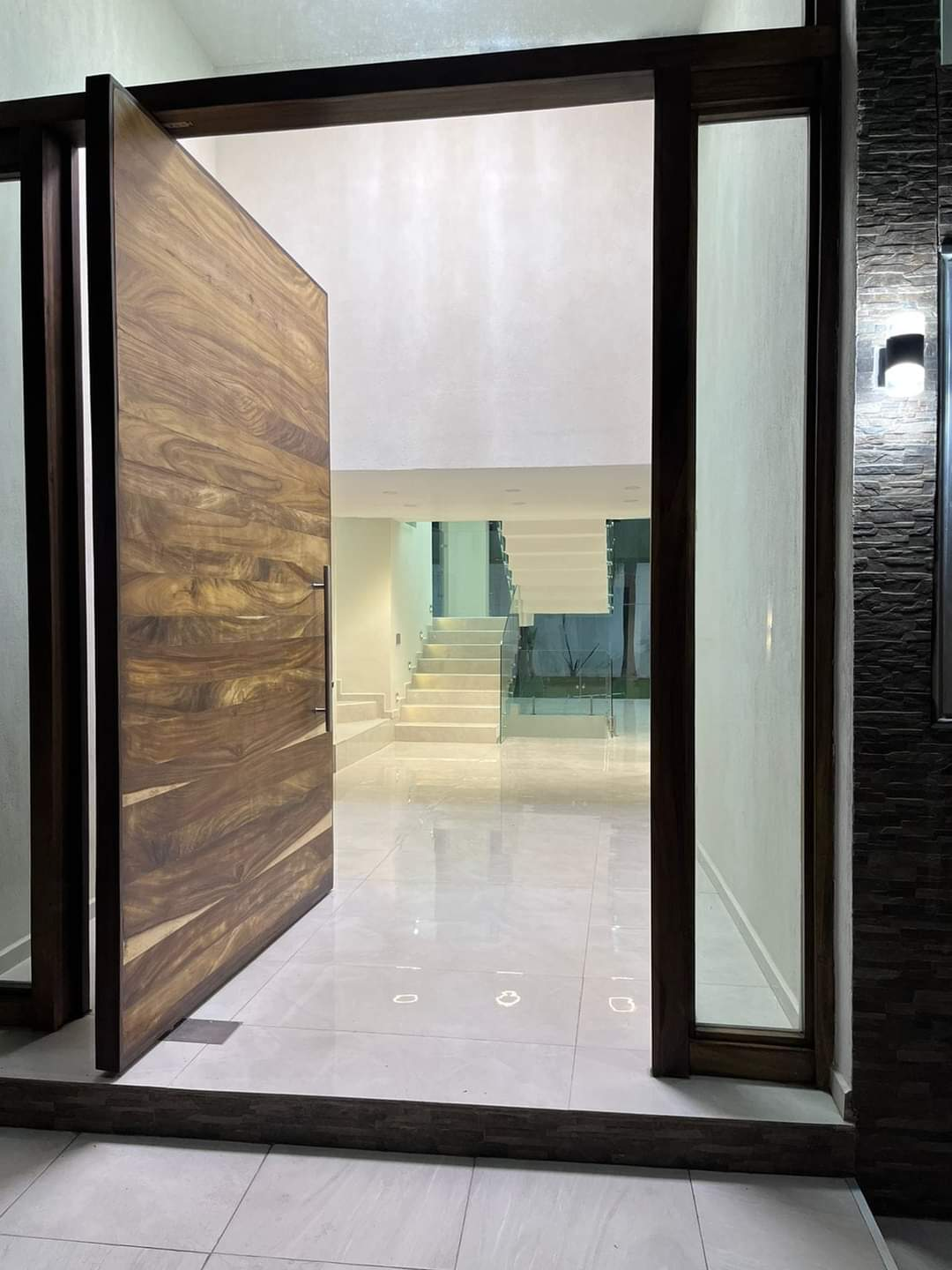 Puerta Pivotante de Madera