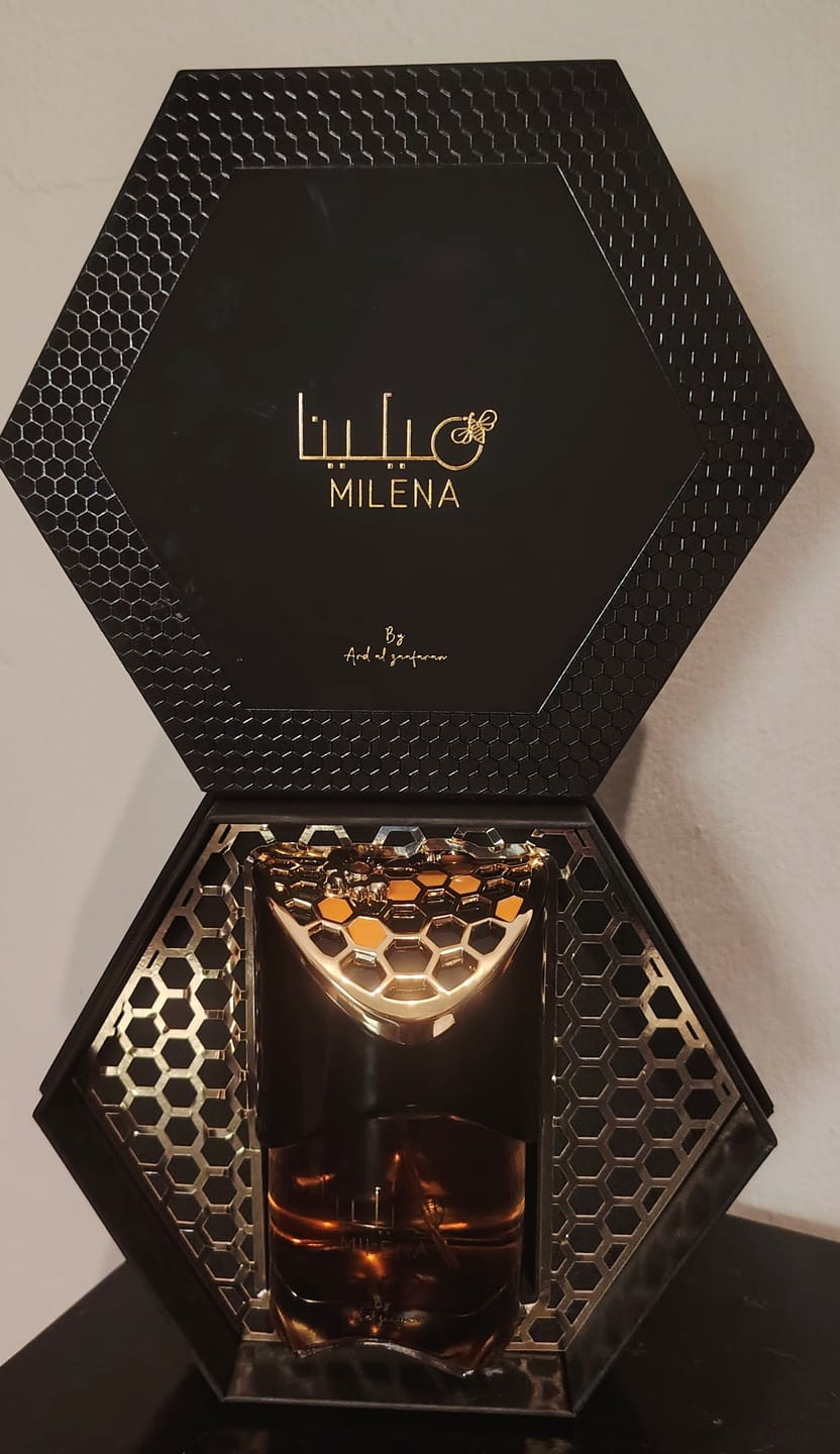 Caixa Milena fechada com logotipo dourado