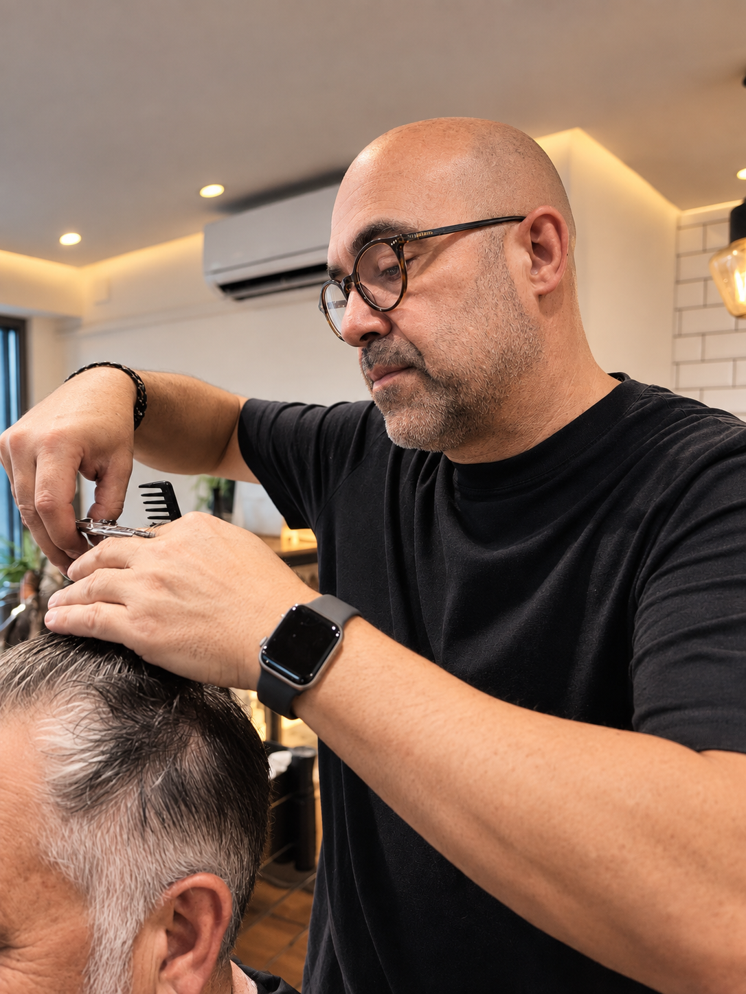 Manel realizando un corte de precisión en la peluquería