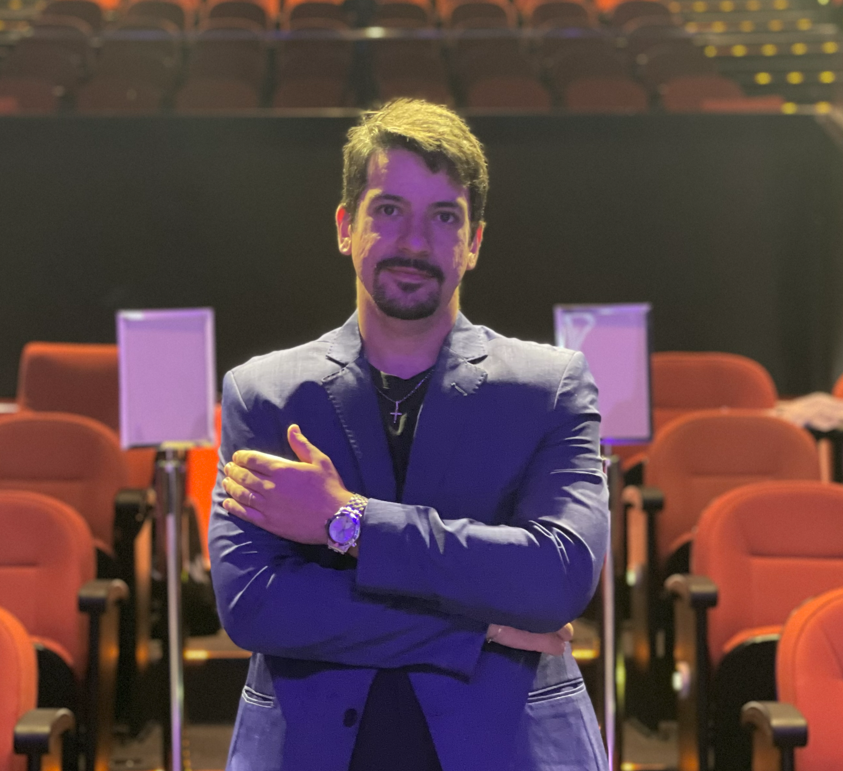 Higor Favett em palco de auditório