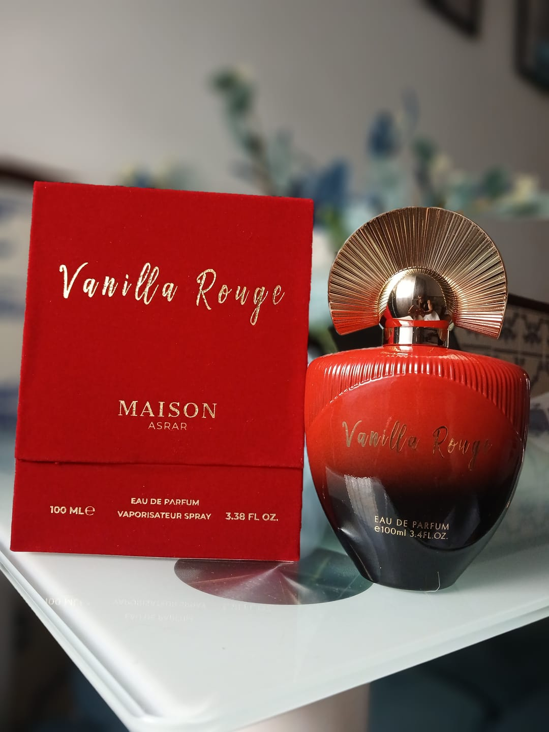 Frasco e caixa Vanilla Rouge da Maison Asrar em vermelho