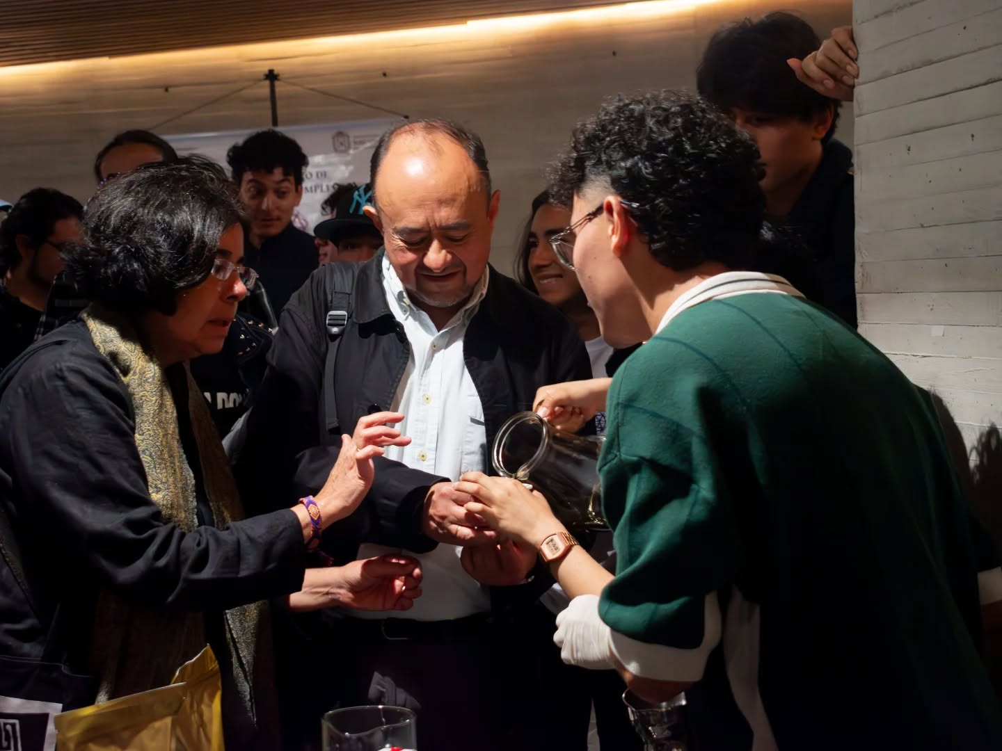 Evento de catación Palar — momento de servicio y catación con asistentes