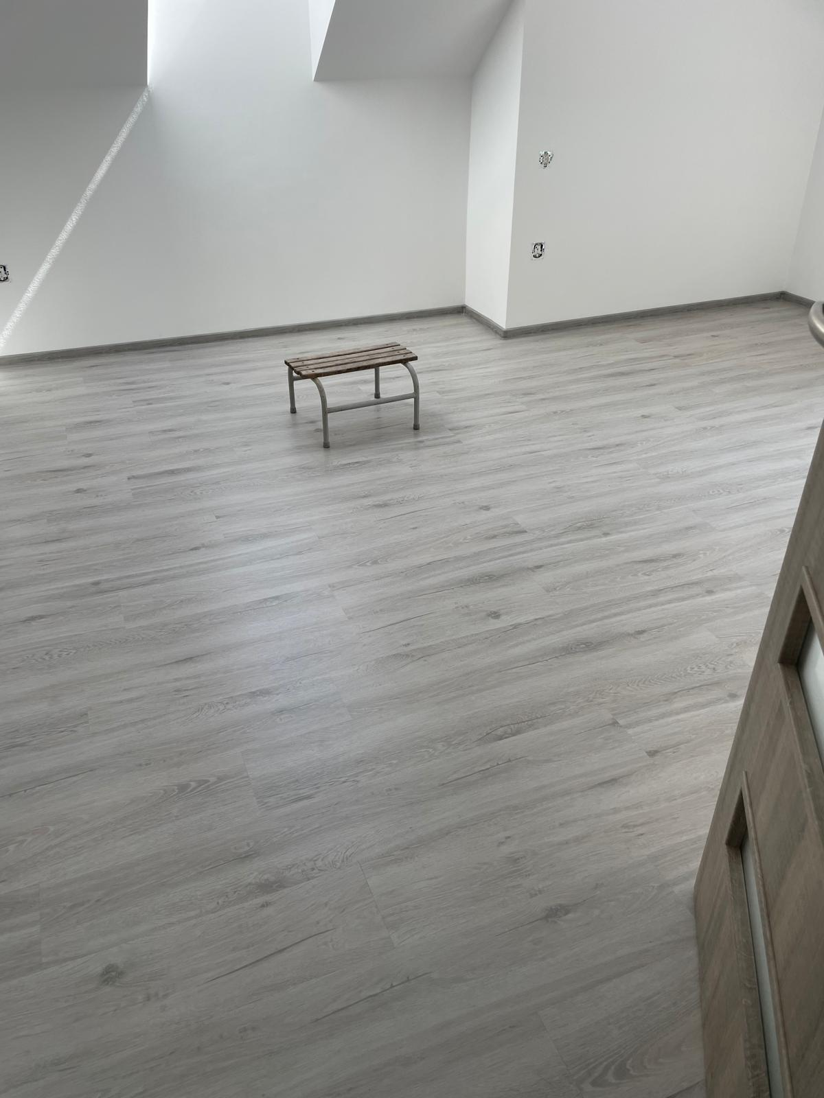 Realizace podlahy — schody s dubovou vinylou