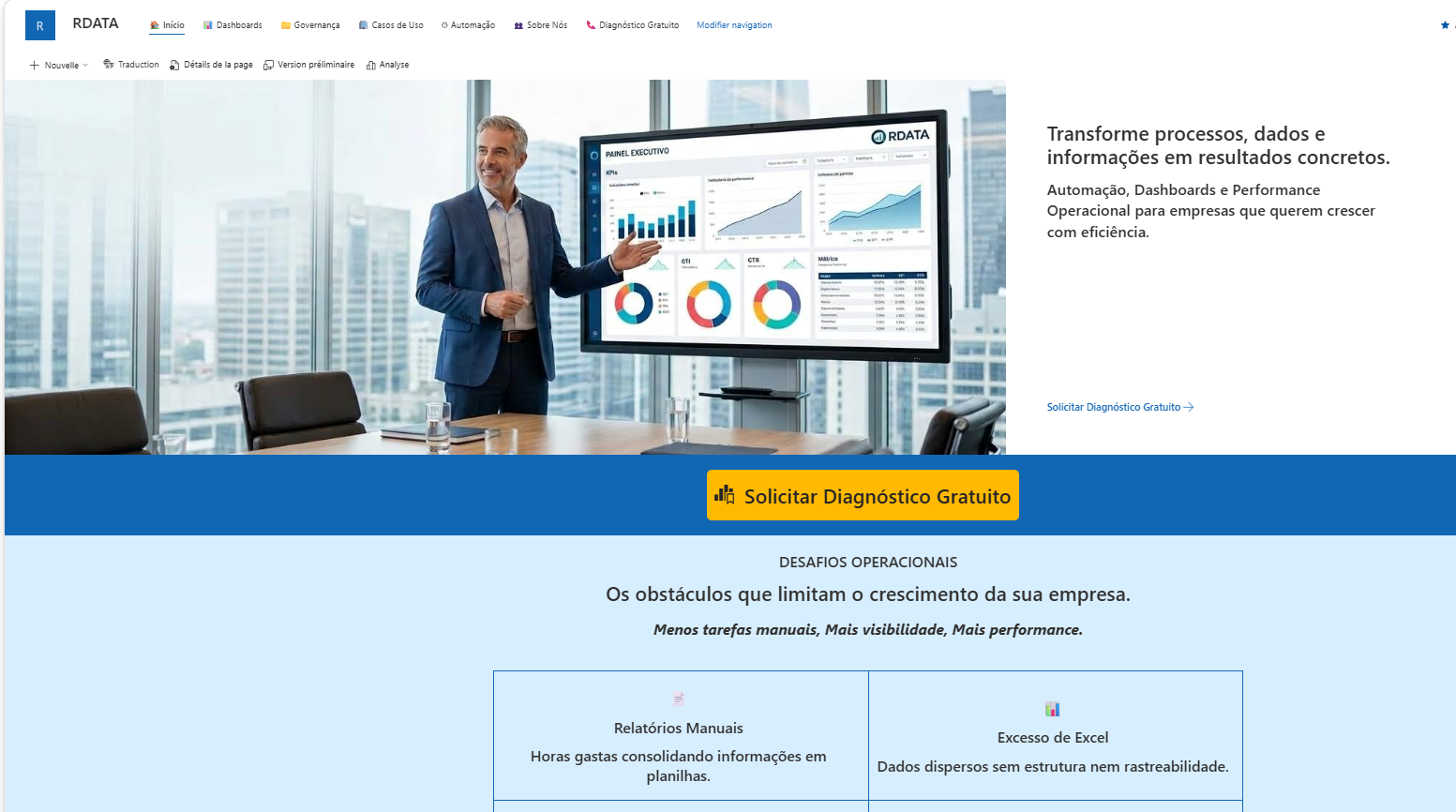 Executivo apresentando um dashboard de indicadores