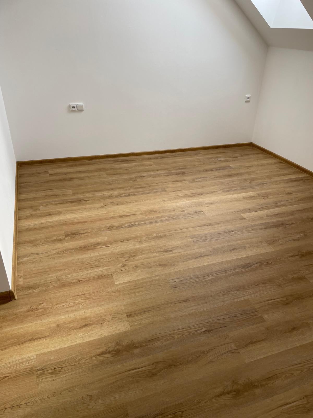 Realizace podlahy — místnost s dřevěnou vinylou